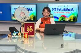 图片包含 室内, 桌子, 电脑, 男人描述已自动生成