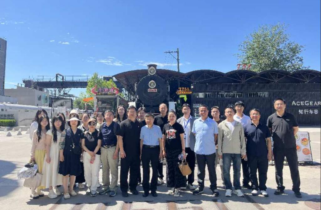 挖掘798艺术区资源 创新思政课实践教学——bat365在线平台马克思主义学院与北京信息职业技术学院联合开展实践研学活动