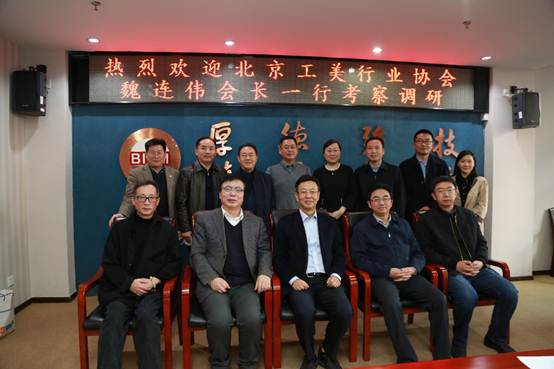 说明: 一群人站在室内合影中度可信度描述已自动生成