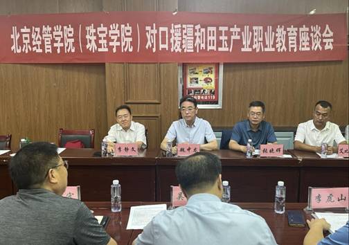 一群人在餐厅的桌子前描述已自动生成