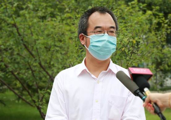 说明: 主办方接受媒体采访