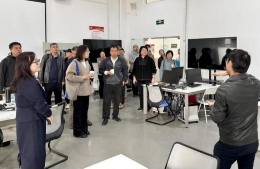 凝智聚力 共促发展——学校成功召开智慧物流与低空技术产业学院专家指导会