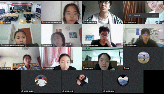 一群男人和女人在电视前描述已自动生成