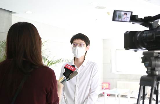 说明: 参赛选手接受采访