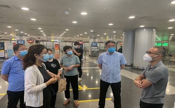 一群人站在室内描述已自动生成