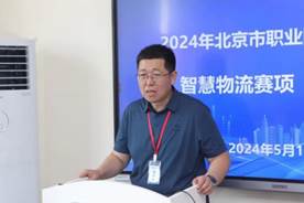 男人的照片上写着字描述已自动生成