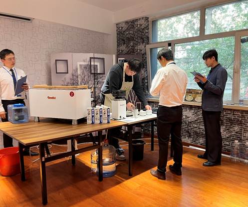 说明: 一群人在厨房里描述已自动生成